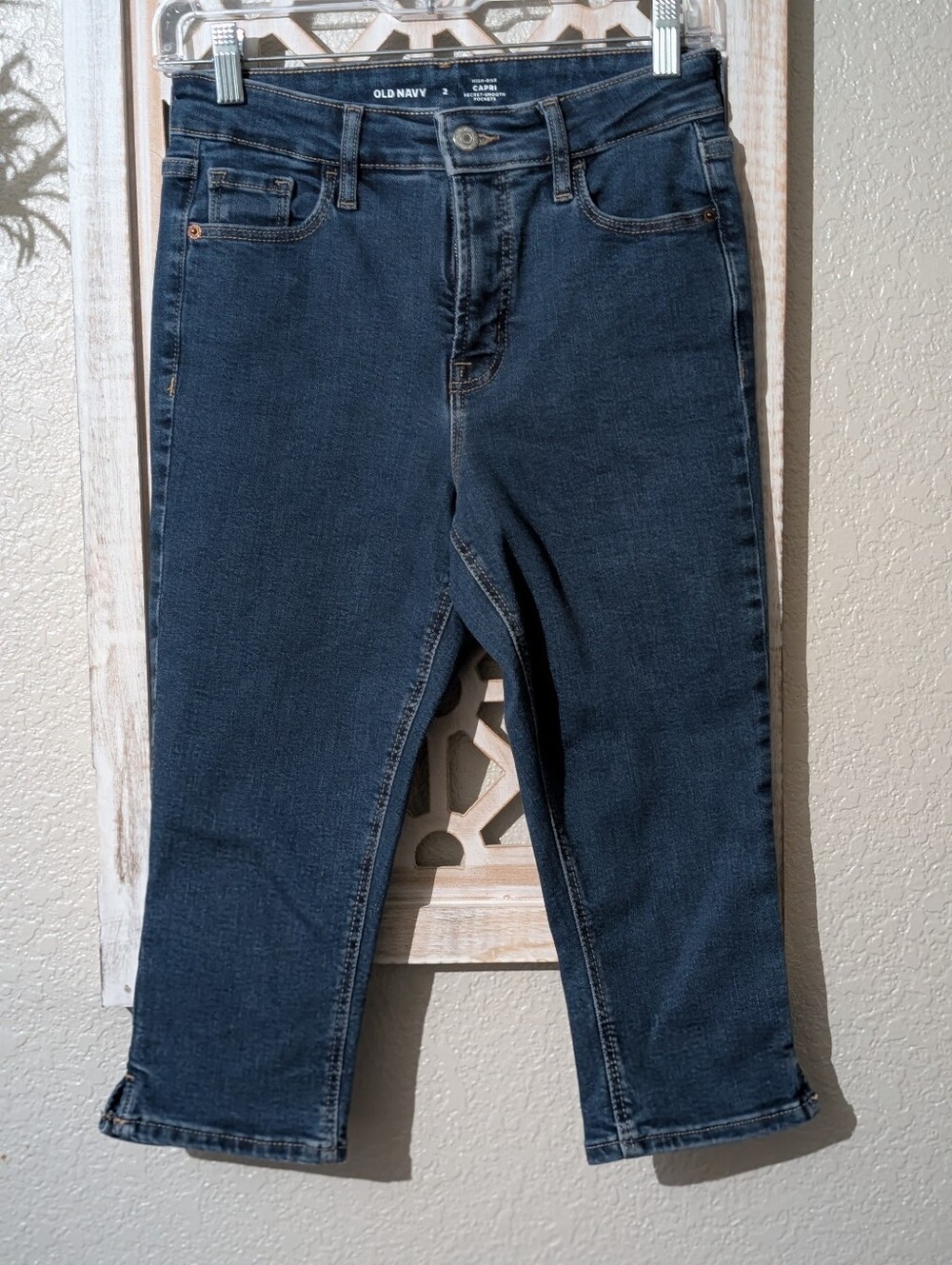 Old Navy High Rise Capri Secret Smooth Pockets Womens Size 2 Dark Wash Denim